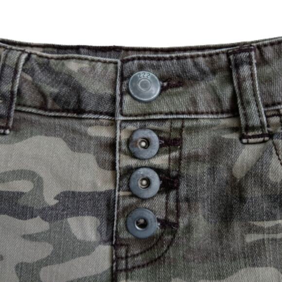 Green Camo Cut-Off Shorts Junior Size 1 Dragon Embroidery Adam Levine - Picture 3 of 7